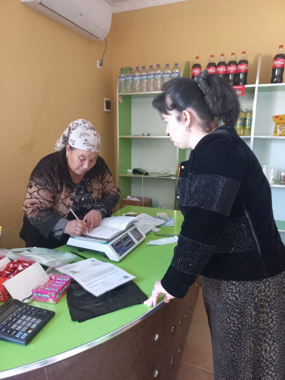 Шомохулум махалласи худудида жойлашган овкатланиш шахобчаларида, озик- овкат дуконларида ва туйхоналарда гурухли овкатдан захарланишларги олдини олиш буйича профтлактик тадбирлар олиб борилда ва эслатмалар таркатилди.