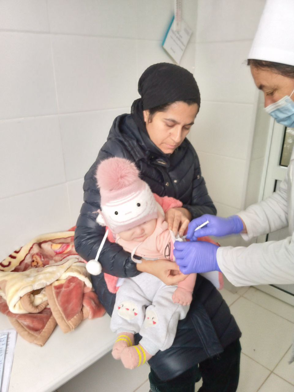 Xiva tumani tibbiyot birlashmasiga qarashli emlash punktlarida Qizamiq kasalligiga karshi 6 oylikdan 7 yoshgacha bo'lgan bolalar o'rtasida ommaviy emlash tadbirlari o'tkazilmokda.
