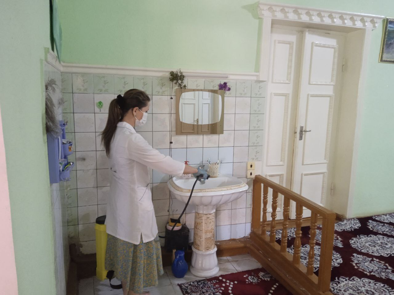 Xiva tuman SEO va JS bo‘limi xodimlari joriy yilning 13-avgust kuni Avazdunak mahallasida yuqumli va parazitar kasalliklar haqida ma'lumot berishdi va honadonlarda profilaktik dezinfeksiya ishlarini amalga oshirishdi
