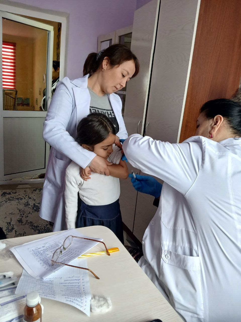 Xiva tumanda joylashgan 39-Oilaviy poliklinika hududida joylashgan 8-son DMTT bolalariga Gripp kasalligiga qarshi emlash ishlari olib borilmoqda.