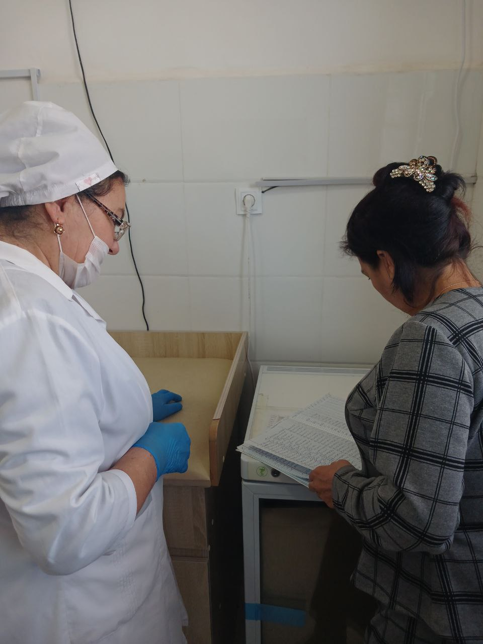 Хiva tuman sanitariya-epidemiologik osoyishtalik va jamoat salomatligi  bo'limi hodimlari tomonidan TTBga qarashli 44-OPda emlashlarning haqqoniyligi va kuratorlik tashrifi olib borildi.