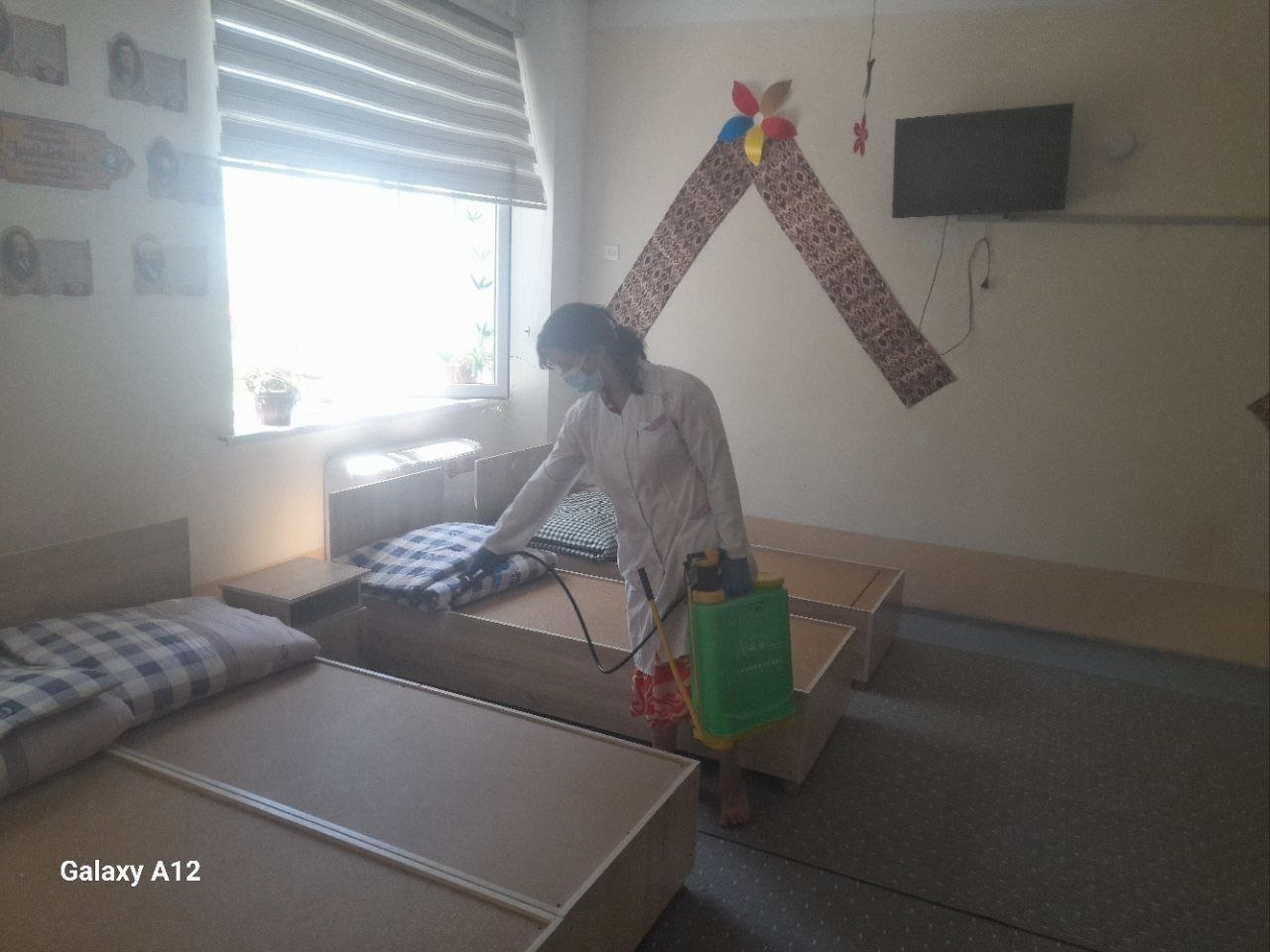 Xiva tuman Sanitariya epidemiologik osoyishtalik va jamoat salomatligi bo‘limi xodimlari tomonidan Xiva tumanida joylashgan "Qaldirg‘och" bolalar yozgi sog‘lomlashtirish oromgohida dezinfeksiya tadbirlari o'tkazildi.
